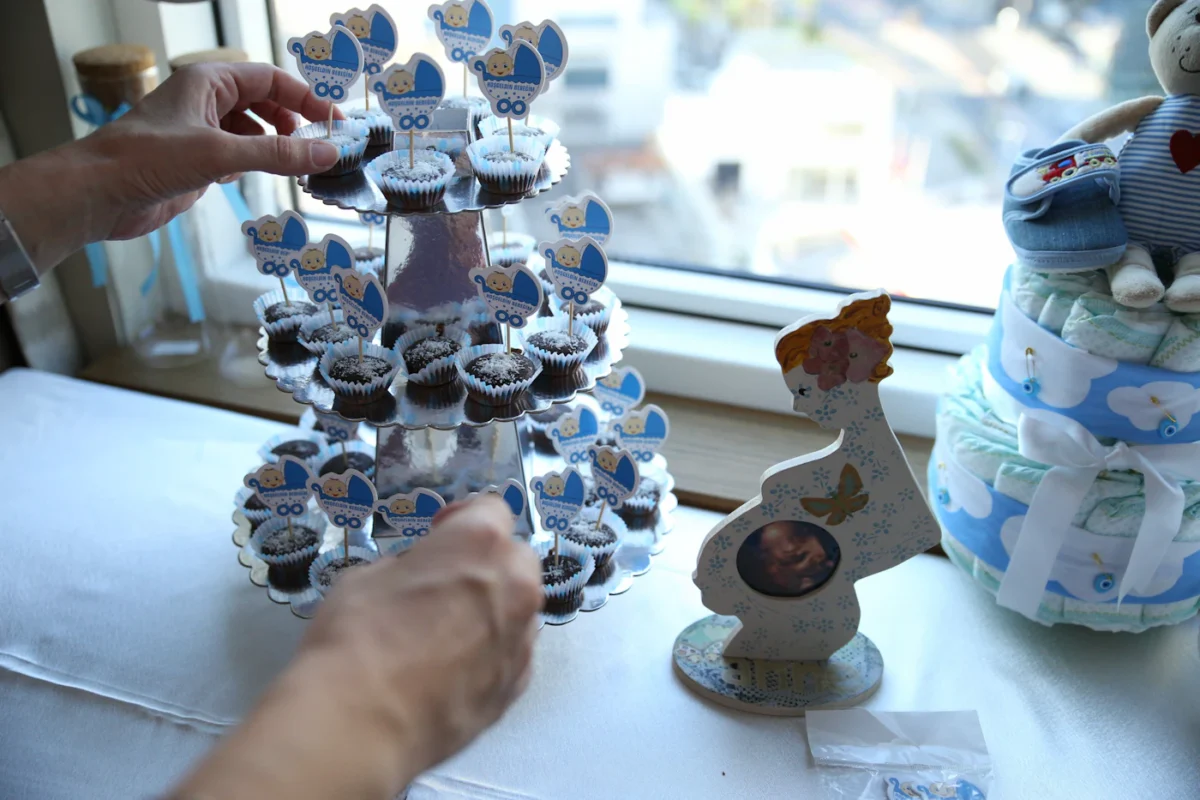 Baby shower partisi için cupcake standı ve süslemeler