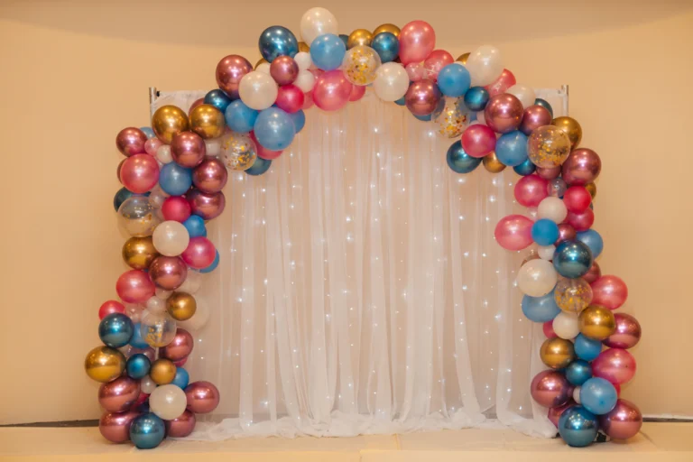 Renkli balonlarla hazırlanmış balon zincir süslemesi
