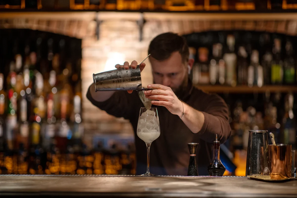 Bar arkasında içecek hazırlayan barmen