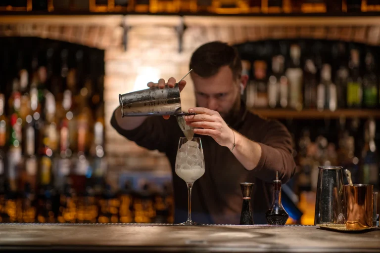 Bar arkasında içecek hazırlayan barmen