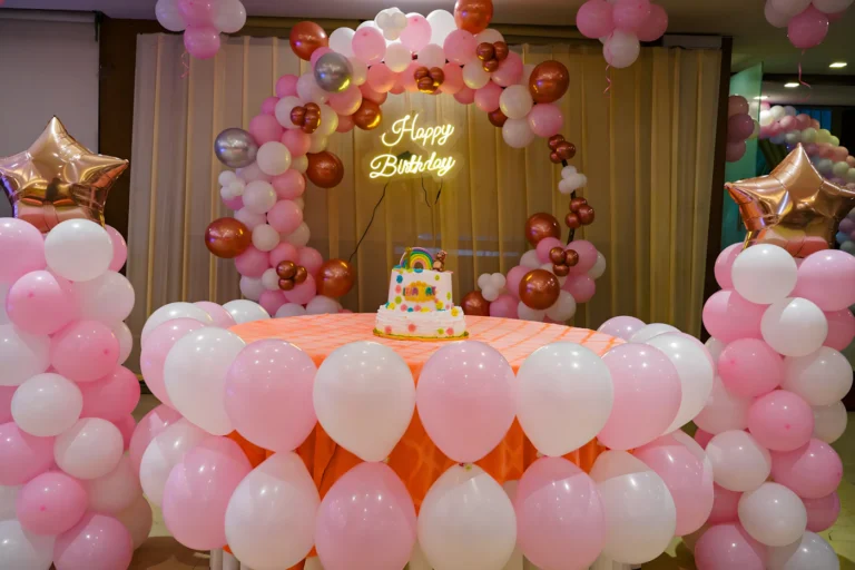 Pembe balon süsleme ve pasta masasıyla hazırlanmış doğum günü organizasyonu