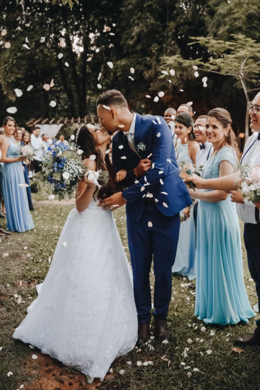Düğünde konfeti eşliğinde gelin ve damat