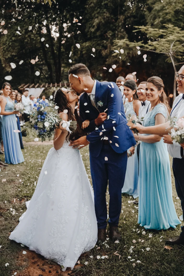 Düğünde konfeti eşliğinde gelin ve damat