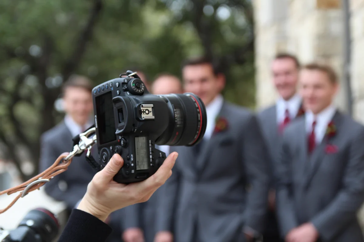 Düğünde fotoğraf çeken profesyonel fotoğrafçı