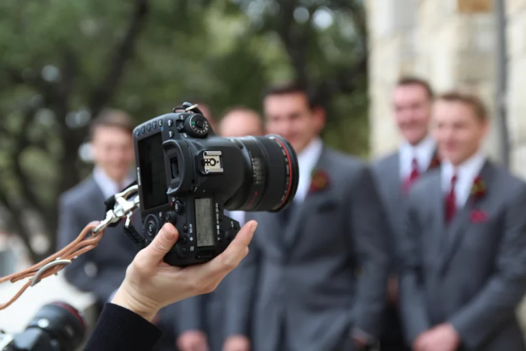Düğünde fotoğraf çeken profesyonel fotoğrafçı