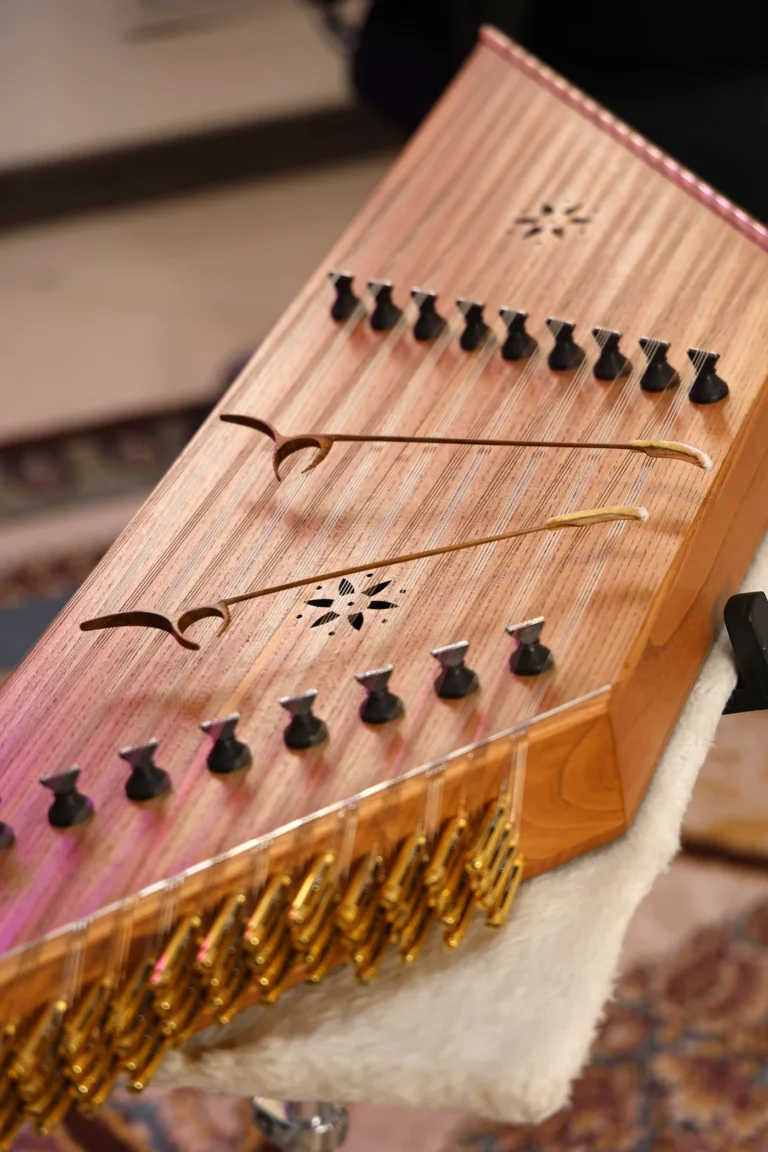Fasıl ekibinin kanun sazı