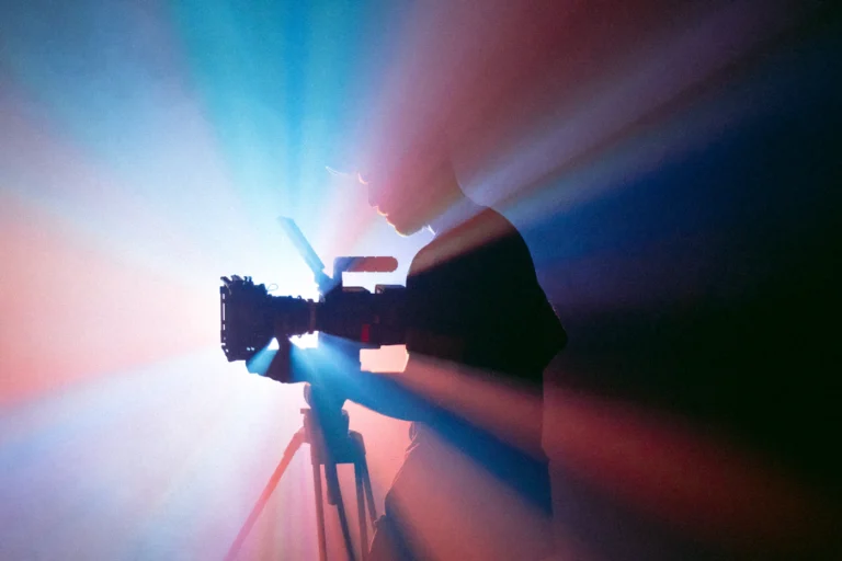 Işıklar altında tripod üzerinde video kamerası
