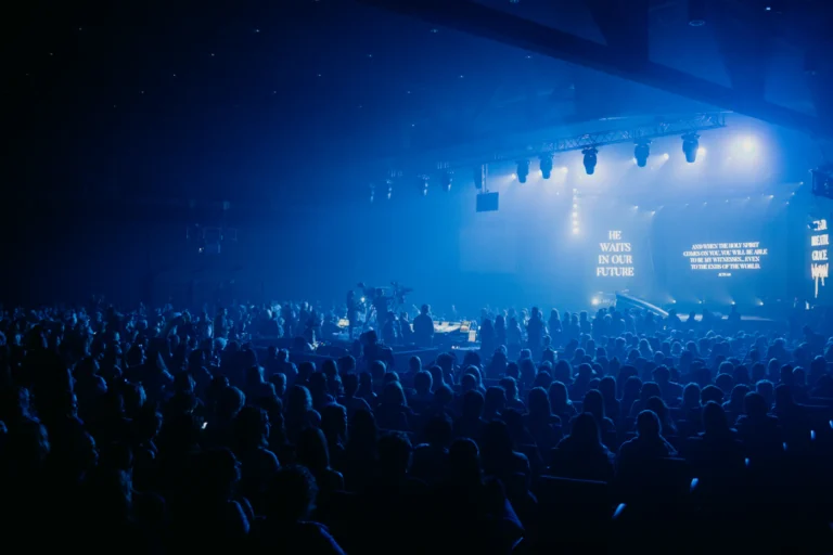 Mavi ışıklı konser sahnesi ve kalabalık