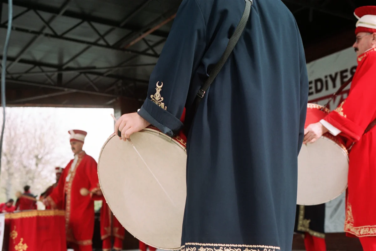 Geleneksel kıyafetli davul ve perküsyon ekibi