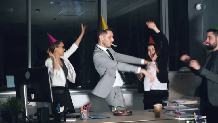 Şirket yılbaşı partisinde dans eden çalışanlar
