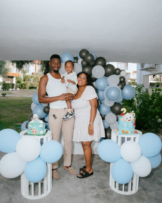 Balonlarla süslenmiş alanda aile kutlaması