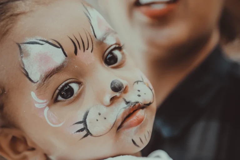 Yüzü kedi motifiyle boyanmış çocuk